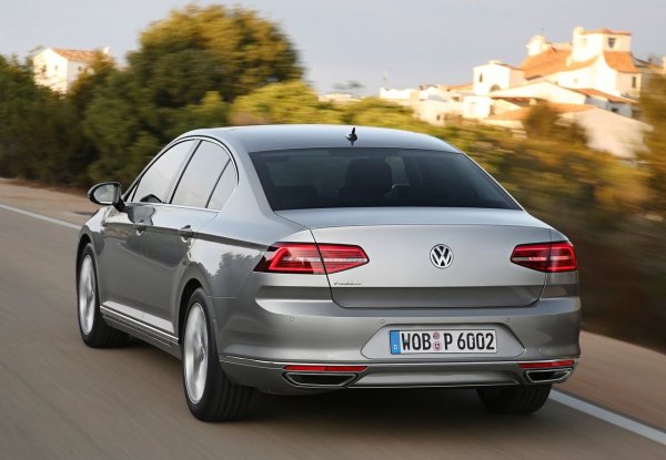 При покупка на Passat си струва да се обмисли вариант с ръчна скоростна кутия вместо DSG &ndash; трансмисията с двоен съединител може да бъде по-неудобно настроена и носи допълнителни разходи при интензивна градска употреба, свързани с необходимостта от смяна на маслото на всеки 60 000-80 000 км.