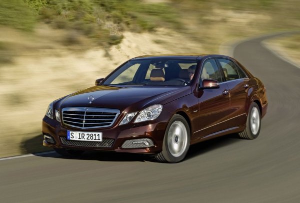 Mercedes E-Class, маркиран със символ W212 и произвежданн между 2009 и 2016, е най-старият модел в този списък. Колата се използва с голям ентусиазъм от таксиметрови шофьори из цяла Европа, така че трябва да се внимава със сервизната история.

Това е автомобил за тези, които често изминават дълги разстояния и ценят комфорта на шофиране над всичко. E-клас от поколението W212 се отличава с издръжливостта на компонентите си &ndash; а резервните части не винаги струват чак толкова много, колкото очакват мнозина.
