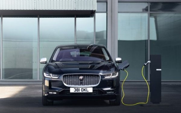 Британската компания пусна на пазара елекрическия Jaguar I-Pace, както и хибридни версии на част от моделите си, но като цяло неговите автомобили са с мощни мотори с голям обем (особено тези на Land Rover), което няма как да не се отрази на резултатите.
