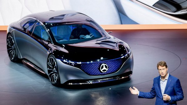 Германският производител, в който влизат марките Mercedes-Benz и Smart, доскоро имаше много по-високи средни нива на СО2, но внедряването на хибридни и електрически модели в гамата му позволи да намали резултата.
