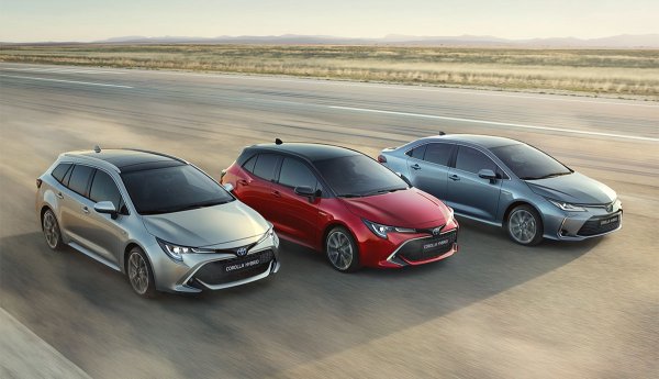 Най-ниският показател за средни нива на СО2 на европейския пазар през 2020 година отчита Toyota, която има в гамата си много хибриди, при това стандартни, а не зареждащи се. В нейния "пул" за вредни емисии влизат дъщерната компания Lexus и сънародниците от Mazda. Последните едва сега стартират елекрификация на моделите си и бяха принудени да купят квоти от Toyota, за да намалят размера на глобата си.
