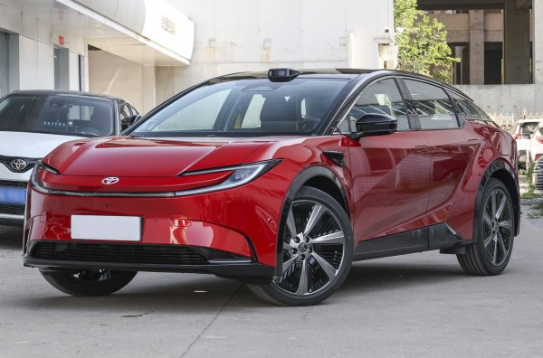 В Китай започнаха да се приемат поръчки за електрическия кросоувър с дължина 4,78 метра. Неговата минимална цена е само 130 хиляди юана, което прави около 18 000 долара (15 600 евро), а причината е партньорството на японската компания с местните гиганти - BYD и FAW. Първата се занимава с доставка на силова електроника, литиево-железно-фосфатни батерии и електродвигатели, втората осигурява производствена площадка.