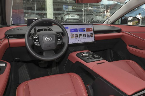 Оборудването включва автопилот от китайската компания Momenta, предно задвижване, 272 конски сили и пробег от 550 или 630 километра в зависимост от модификацията. 