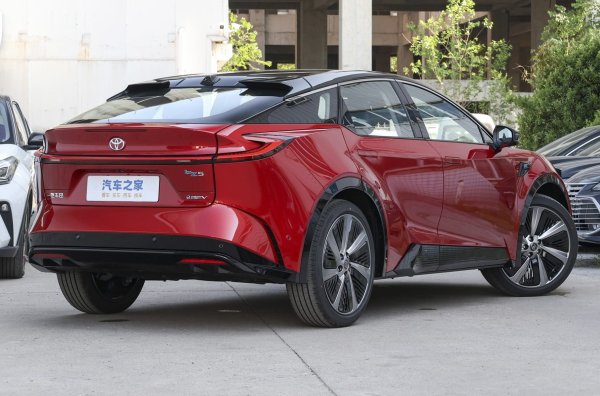 Размерите на автомобила са 4780 x 1866 x 1510 милиметра, междуосието е 2880 милиметра. Купеподобната каросерия се предлага в двуцветна цветова схема, а освен това има нископрофилни 21-инчови джанти, прибиращи се дръжки на вратите и лидар, монтиран на покрива.