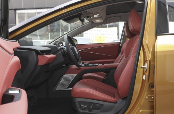 Опционално се предлагат панорамен покрив с площ от 1,44 квадратни метра, акустика с 10 JBL високоговорителя, двоен субуфер, климатик с арома дифузер и мултимедийна система с 15,6-инчов дисплей.