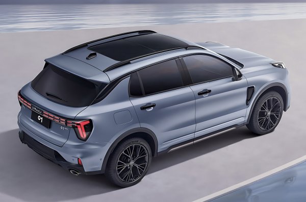 След фейслифта екстериорът на 4,5-метровия модел е останал практически непроменен, но към цветовата палитра на каросерията е добавен цветът Night Shadow Blue. 