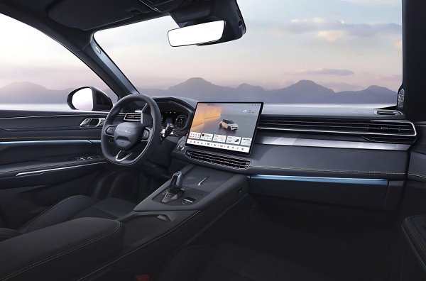 Интериорът разполага с нов 15,4-инчов плаващ дисплей, две безжични зарядни устройства за джаджи, различен волан и различен селектор на трансмисията.

Техническата част е същата - 2,0-литров турбо двигател произвежда 254 конски сили и 350 Нм, работещ с осемстепенна автоматична скоростна кутия и предно или задвижване на всички колела.