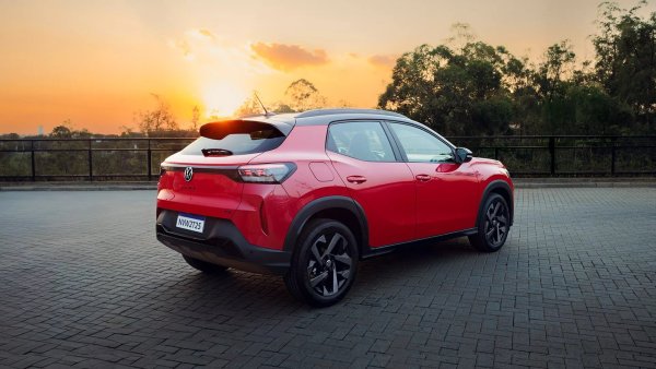 В това оборудвани влиза още безключов достъп, бутон за стартиране на двигателя, 10,25-инчов арматурно табло, безжично зарядно за смартфони, система за поддържане на лентата на движение и система за наблюдение на мъртвата зона.