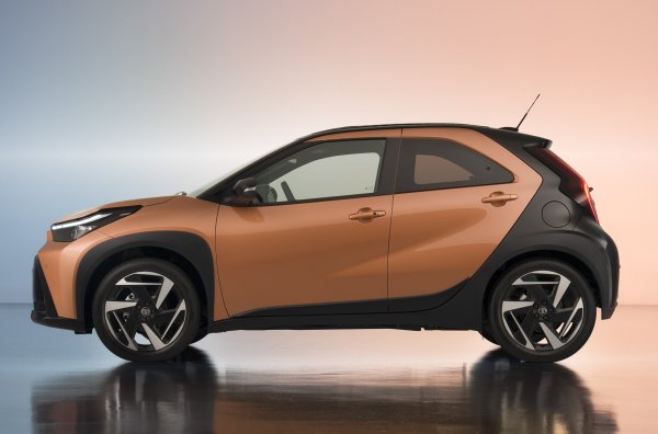 Хибридната конфигурация е заимствана от по-големия Yaris. Базиран е на 1,5-литров атмосферен двигател с мощност 116 конски сили: предишният 1-литров двигател беше с 44 конски сили по-слаб. Новият двигател е комбиниран с e-CVT скоростна кутия.
колата ще ускорява до 100 км/ч за по-малко от 10 секунди (преди беше 15,5). 