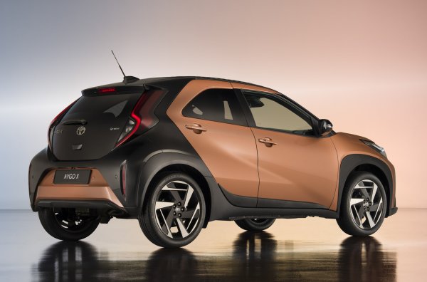 Моделът споделя архитектурата GA-B с Yaris и Yaris Cross. Междуосието не се е променило след рестайлинга (2430 милиметра), но предният надвес е увеличен със 76 милиметра: в резултат на това дължината на автомобила е нараснала до 3776 милиметра.