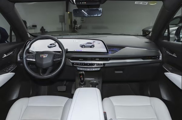 1,5-литровият четирицилиндров турбодвигател (211 к.с., 270 Нм) е комбиниран с деветстепенна автоматична скоростна кутия и предно задвижване.