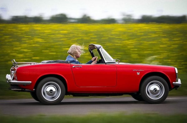 И докато мъникът изглежда миловидно, когато е спрял, то всичко се променя след стартирането на 791-кубиковия 4-цилиндров двигател. Агрегатът, изглеждащ по-подходящ за мотоциклет, се върти до цели 8500 об/мин, като раззвива максимална мощност от 70 к.с. почти на червената граница на оборотите. S800 е първият автомобил на Honda, постигнал максимална скорост от 160 км/ч (100 мили в час) и се превръща в една от най-бързите машини с обем на мотора до един литър.

Машината се чувства отлично както на европейските планински серпентини, така и на криволичещите магистрали на Калифорния.