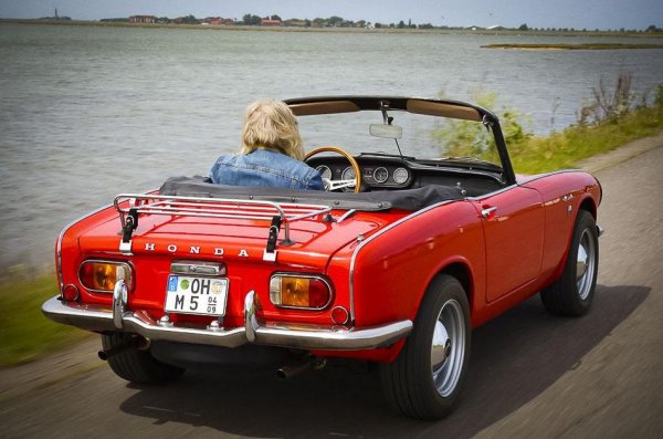 Моделът се произвежда между 1966 и 1970 година, като различните серии се отличават една от друга. Първите 994 екземпляра, подобно на предшествениците S500 и S600, имат независимо окачване отзад, а двигателят предава тягата към колелата чрез мотоциклетна верига. След това инженерите се отказват от тази компановка и залагат на традиционните валове и диференциал.

Общо 11 536 бройки от уникалната кола намират своите собственици по онова време.