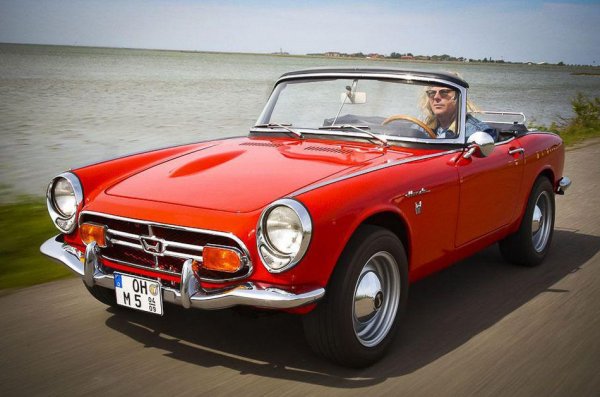 Легендарният роудстър S2000 не случайно е награден със своето хапливо "спортно" име. Той следва линията на пъргавите и елегантни S-модели от 60-те години на миналия век.

А кулминацията на тогавашната поредица са купето и роудстърът S800. Компактни, типично по японски, те се губят дори на фона на скромни съперници като английските Triumph Spitfire и Austin-Healey Sprite.