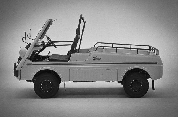 Оригиналният Vamos прилича на утилитарен армейски SUV, но всъщност е „цивилен“ и предназначен за важни дейности на открито. Създаден е под влиянието на култови модели от 60-те като Citroen Mehari и Mini Moke. 

Концепцията за кросоувър не е съществувала по онова време, а генетичните експерименти за създаване на симбиоза между лек автомобил и SUV понякога давали невероятни резултати. 