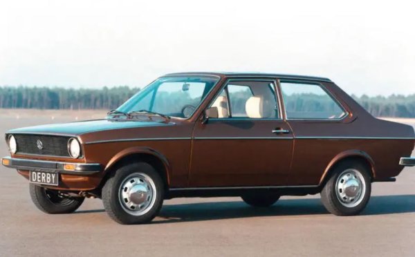 Семплият седан с две врати е основен продукт от 50-те години нататък и съществува като по-евтина опция на вариантите с четири врати. Въпреки това луксозните модели като BMW 3 Series се превърнаха в купета.
Като цяло, седаните в крайна сметка станаха по-бързи, а луксозните варианти бяха преименувани на купета. Ford Escort, Vauxhall Nova и VW Derby (на снимката) станаха само жертви на всепобеждаващия хечбек.
