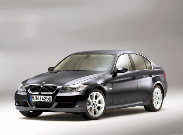 Всяко BMW , оборудвано с двигател M57 на марката, си струва да бъде разгледано. Най-вече заради репутацията му като невероятно надежден автомобил. Разбира се, това силно зависи от солидната поддръжка. 

Проблеми като повреди на водната помпа и течове на уплътненията са добре известни и може да бъдат скъпи за разрешаване. Освен това, докато цените за втора употреба са сравнително достъпни, текущите разходи - гориво, застраховка и ремонти, могат да натежат на джоба на собственика.

Но E90 330i по-специално се откроява със своята производителност.  Задвижван от атмосферен 3,0-литров редови шестцилиндров двигател, който осигурява впечатляващо ускорение до стотака за малко над 6 секунди.
