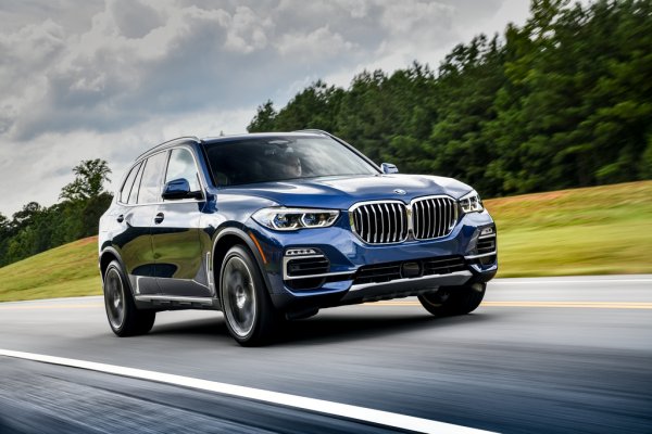 За да намали теглото на и без това доста тежкия автомобил, BMW използва широко алуминий в окачването, особено отпред. Но пък това наистина е тежък автомобил - между 2060 и 2280 кг, така че този алуминий е подложен на доста голямо натоварване. Ако и навиците на шофьора добавят малко напрежение, предното окачване ще се предаде. 
