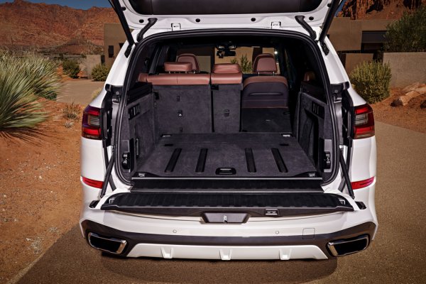 BMW X5 G05 е много надеждна машина, но също и доста сложна. След 150,000 км пробег неминуемо ще се наложи да се ревизират неща като системата за рециркулацията на отработилите газове, окачването, кормилното управление. Към 200,000 км в този списък се добавя и трансмисията. Всички тези неща са нормални, но при Х5 струват стряскащо скъпо. 

