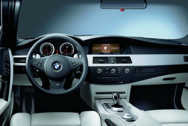 Бясното баварско комби получи същия атмосферен V10 с 507 к.с., който се поставяше и на спортния седан. Ускорението от 0 до 100 км/ч при него отнема 4,8 секунди, а ограничителят на максималната скорост се задейства при 250 км/ч. Цената на автомобила съответства на характеристиките му &ndash; 102 500 евро.