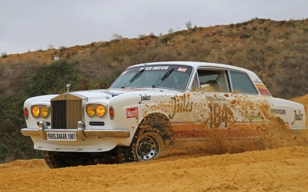 Този Ролс изглежда като всеки друг, забелязван някога тихо да се носи по улиците на най-престижните лондонски квартали. Но под повърхността ще откриете твърде малко прилики с останалите продукти на фабриката в Крю. 
Причината е, че този Corniche е всъщност участник в Париж-Дакар през 1981, в третото издание на надпреварата. Навигаторът Тиери дьо Монсорж си спомня, че идеята да използват точно Rolls дошла от един облог. Собственикът Жан-Кристоф Пелетие след това удържал на думата си, макар ненадеждността на "най-добрата кола в света" неведнъж да го докарвала до ярост. 
