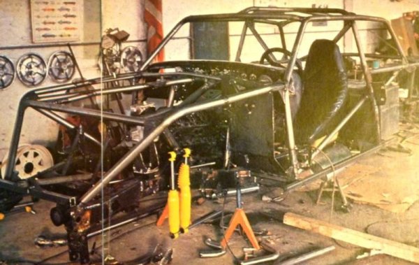 Французите си осигуряват най-големия спонсорски договор за онази епоха (с Christian Dior), разглобяват целия автомобил, построяват го отново върху тръбна рама, заменят ламарините с панели от фибростъкло, добавят V8 от Chevrolet с 350 коня и окачване от Toyota Land Cruiser.
Пелетие и Монсорж премахват хладилника и шкафчето с напитки, но това не значи, че се отказват от удоволствията в живота. След края на всеки етап двамата си строят истински бивак, с постоянна доставка на пресни стриди, шампанско и най-добрите вина на Pomerol. 
Даже вървят сравнително добре в класирането, но поредната повреда им отнема по-дълго време, отколкото допуска регламентът тогава, и двамата са дисквалифицирани. 
