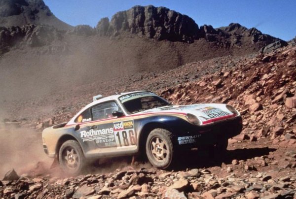 През 1985 първото 959 така и не успя да финириша. Но през 1986 усъвършенстваната му версия грабна победата. Това за жалост бе и последният успех на 959 извън асфалта. Група Б на рали шампионата, за която изначално бе създадена тази кола, бе отменена точно преди Porsche да успее да произведе достатъчно "цивилни" версии, за да получи хомологация. 
