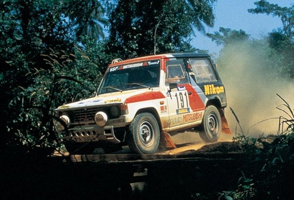 До момента са проведени 42 ралита Дакар. Mitsubishi Pajero Evolution е спечелило 12 от тях. Най-удивителното е, че някои от тези победи са постигнати с автомобили, максимално близки до продаваните в шоурумите на марката. 
Първата победа на Pajero е през 1985, със съвсем малко модификации спрямо стандартния автомобил. 
