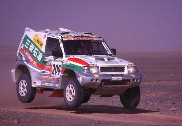 С течение на времето това се променя, разбира се. Между 2001 и 2007 състезателните машини, базирани вече на Pajero V60, имат забележителна победна серия. Заслуга за нея има комбинацията от стълбовидна рама и самоносеща каросерия за допълнителна устойчивост. Горивният резервоар е пред задната ос, за да се подобри разпределението на тежестта, а кормилната уредба с рейка и пиньон подобрява значително управлението. 
Освен 12-те крайни победи, Pajero държи и рекорда за най-много етапни - цели 175, двойно повече от следващия. 
