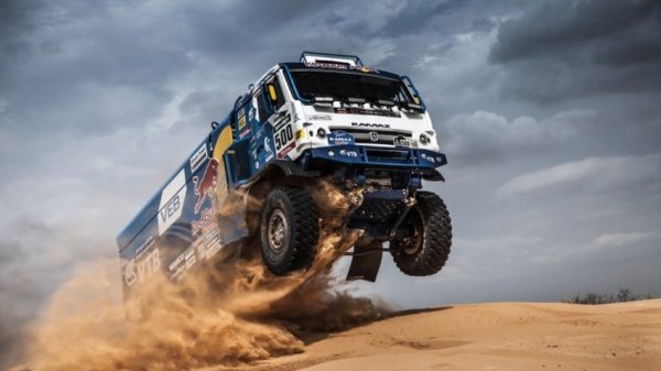 43509 бе всъщност второто поколение на състезателния Камаз, сериозна доработка върху по-стария 4326. Естествено, теглото и височината правят този камион доста податлив на преобръщане, което обяснява и предпазната тръбна клетка в кабината. Но въпреки всичко камазът е доста добре балансиран, с 50:50 разпределение на теглото. 13-литровият шестцилиндров турбодизел осигурява чудовищна мощност, но не бихте го нарекли пестелив - върху пясък разходът надхвърля 160 литра за 100 километра. 
