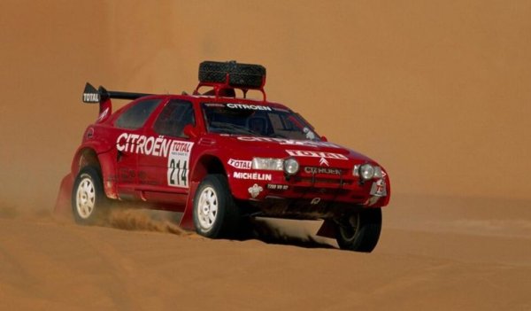 Citroen се изправи пред неочакван проблем след дебюта на своя ZX: за традиционните купувачи на хечбек модели той бе твърде необичаен, а за почитателите на марката от миналото - твърде обикновен. 
За да стимулира малко интереса, компанията реши да пригоди модела за Париж-Дакар. 
