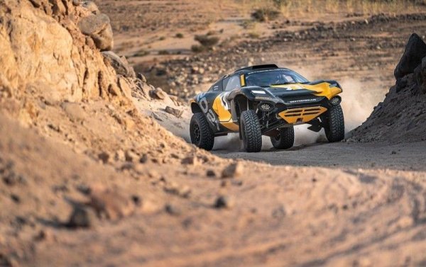 Технологията за батериите идва от Williams Advanced Engineering и осигурява максимална мощност от 550 коня. Odyssey ускорява от 0 до 100 км/ч за 4.6 секунди и е способен да го направи дори по сериозен наклон. В съвсем близко бъдеще подобни автомобили ще доминират в Дакар. 
