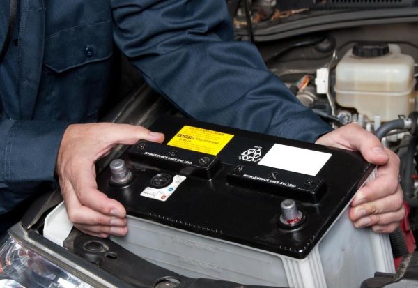 Ако оставите колата за дълго време, по-добре е да изключите акумулатора, за да избегнете възможно късо съединение и пожар. Включената система за сигурност (аларма) няма особен смисъл в този случай, така че батерията може дори да бъде демонтирана и съхранявана на отделно място.
