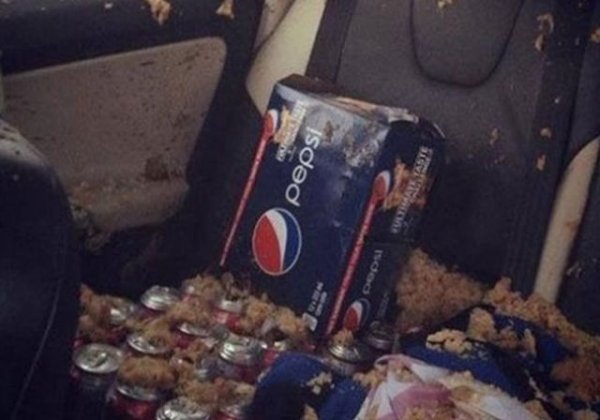 Извадете всичко от салона и проверете дали в автомобила не са останали течности, които могат да замръзнат от студа и да повредят елементите от автомобила.
