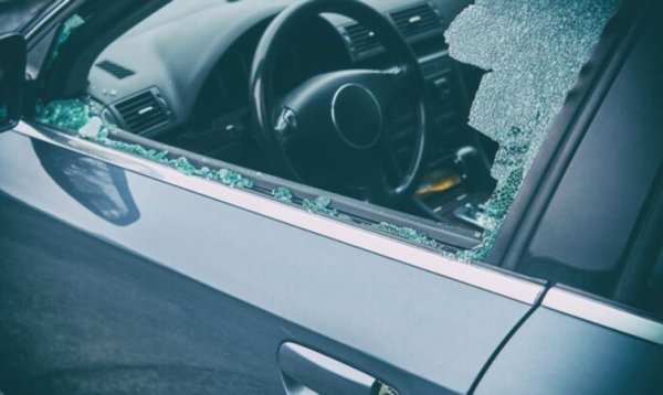 Ако колата ще бъде в гаража, не я заключвайте. Ако е заключена, мародерите, които искат само да преровят в жабката и багажника, ще бъдат принудени да счупят брави или прозорци.
