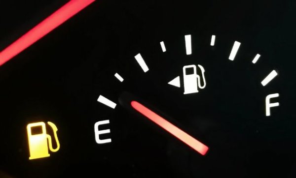 Не е нужно да оставяте много гориво в резервоара. С пълен резервоар похитител може да шофира доста надалече или да предизвика голям пожар.
