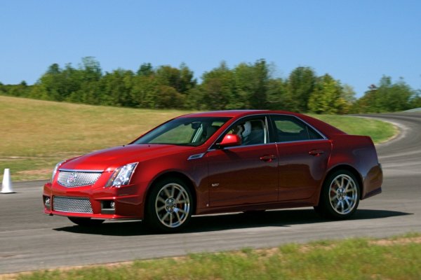 6.2 литровия агрегат доставя 558 конски сили, задвижващи задният мост на автомобила