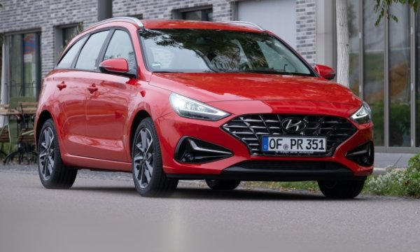 Още един модел, който излиза от употреба в очакване да бъде обновен. Комбито Hyundai i30 остава отлична алтернатива за тези семейства, които търсят просторна и универсална кола без излишни глезотии. Размерите говорят за среден семеен автомобил с дължина 4585 мм, широчина 1795 мм и височина 1475 мм. 

Товарното отделение не е сред най-големите в категорията, но е ценено заради лекотата, с която може да се зарежда и използва. Започваме от основния капацитет от 493 литра, но може да бъде достигнат чрез сгъване на облегалките на задните седалки до 1541 литра. 

Кореецът се задвижва от 48-волтов, еднолитров мек хибриден двигател с турбокомпресор със 120 к.с. мощност. Харчи средно 5,3 л/100 км. Комбито стига максимална скорост от 196 км/ч и ускорение от 0 до 100 км/ч за 11,4 секунди. Ценовата листа до ключ на Hyundai i30 Wagon започва от 29 хиляди за ниво на оборудване Prime.
