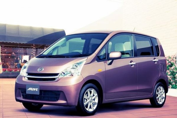 <p><strong>Топ 10 на най-компактните коли, според Forbes<br /><br />10. <a href="http://www.automedia.bg/search/?cx=002410455876641964495%3A9pjna_gcbea&amp;cof=FORID%3A10&amp;ie=UTF-8&amp;q=Daihatsu+Move+&amp;sa=&amp;siteurl=www.automedia.bg%252Fsearch%252F%253Fcx%253D002410455876641964495%253A9pjna_gcbea%2526cof%253DFORID%253A10%2526ie%253DUTF-8%2526q%253DToyota%252BiQ%252B%2526sa%253D">Daihatsu Move </a></strong><br /><br />Дължина 3395 мм, широчина 1475 мм, височина 1635 мм<br />Тегло: 810 кг<br />Максимална скорост:160 км/ч<br />Цена: $13 500<br /><br /><a href="http://www.automedia.bg/search/?cx=002410455876641964495%3A9pjna_gcbea&amp;cof=FORID%3A10&amp;ie=UTF-8&amp;q=Daihatsu+Move+&amp;sa=&amp;siteurl=www.automedia.bg%252Fsearch%252F%253Fcx%253D002410455876641964495%253A9pjna_gcbea%2526cof%253DFORID%253A10%2526ie%253DUTF-8%2526q%253DToyota%252BiQ%252B%2526sa%253D">Daihatsu  Move</a> е четириместен микрован с пет врати. Той се произвежда от 2005 г.,  а през 2010 г. претърпя пълно обновяване. На външен вид това е един  напълно нормален автомобил, а отвътре е доста по-просторен от останалите  в класа си. Трябва да се отбележат вратите, които се отварят на 90  градуса. Това създава голямо удобство при качване или слизане от  машината.<br /><br />Моделът е  най-икономичният сред тези с бензинов двигател в класа си, а някои от  модификациите са снабдени със старт-стоп системата "eco IDLE".  Безопасността му се повишава благодарение на новата технология Active  Safety с лазерен локатор и камери. Тя е аналогична на използваната в  авиацията система за дистанционно управление. Освен това разполага и  със система за автоматично регулиране на скоростта Radar Cruise Control,  както и система за безопасност Pre-Crash Safety System.</p>