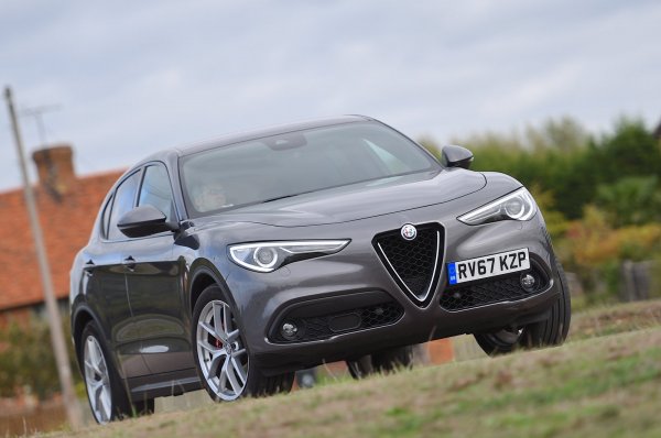 Въпреки скорошната си актуализация не може да се похвали с луксозен интериор. Има твърде много пластмаса. Но е икономичен кросоувър - само 6,36 литра на 100 километра.