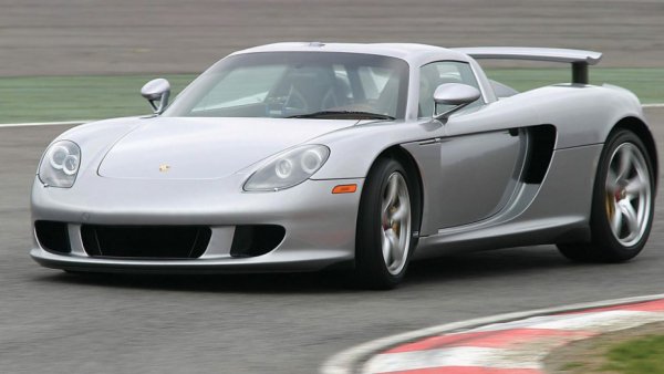 Carrera GT отстъпва по скорост на днешните суперавтомобили, но е предизвикателство за всеки, осмелил се да подкара тази кола &ndash; 6-степенна механична кутия и V10 двигател. 