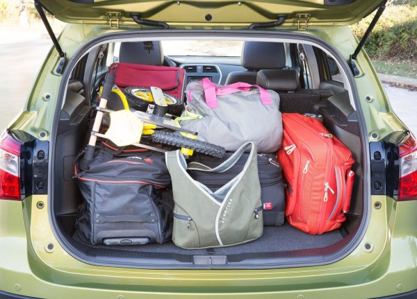Декларираният от производителя обем на багажното отделение е 430 литра, но всъщност е по-валко – 366 литра. Интериорът е прекалено тесен за петима души, а воланът не може да се мести за по-добра настройка. Има и доста оплаквания за поява на корозия на дъното на автомобила.