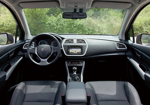 Около 1/3 от предлаганите на пазара на употребявани автомобили бройки от модела са оборудвани с механична скоростна кутия. Оплакванията от нея са малко, с изключение на издръжливостта на двумасовия маховик. Той изкарва 150 000 км, като след това може да се наложи неговата смяна.