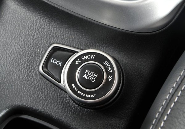 През 2016 г. CVT беше заменен с класически шестстепенен автомат Aisin TF-73SC - същият като при по-тежкото Suzuki Vitara. Това е отличен агрегат с ресурс около 300 000 км. Повредите обикновено са свързани с естествено износване и се появяват при голям пробег. CVT не се справя добре с поднасяне и буксуване, така че е по-добре да не карате SX4 в кал или сняг. Има и деликатен съединител за задвижване на задните колела, а сред слабите места е връзката с кардана.