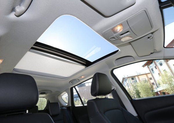 Всички двигатели с вътрешно горене загряват сравнително бавно, като чукането и свиренето под капака често се свързва с генератора. През зимата интериорът трябва да се затопли дълго време. Вентилацията не е от най-добрите, а страничните стъкла се запотяват.  Пластмасата в купето е твърда и скърца.