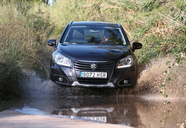 Ресурсът на някои елементи на окачването не е впечатляващ и най-вероятно ще се наложи тяхната замяна. Това се отнася за лагери на колелата, сачмени лагери (и те се сменят като цяло с лост) и задни амортисьори. При модификации на задвижване на всички колела с ръчна скоростна кутия съединителят не е много издръжлив - понякога се налага ремонт след 80 000 км. 