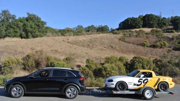 Корейският кросоувър се представя доста по-добре, като максималното тегло, което може да изтегли, е 1300 кг.