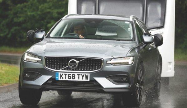 Същият показател от 2000 кг допълително тегло успяват да постигнат и два модела на шведския производител – комбито V60 (на снимката) и кросоувърът XC60, като това се отнася за версиите им T8 Recharge.