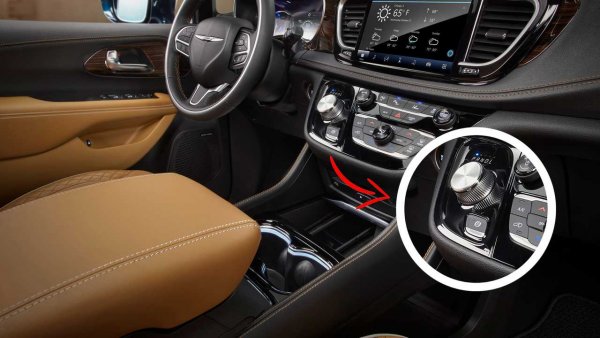 В някои американски модели, като минивана Chrysler Pacifica, ръчната спирачка се управлява от бутон в близост до селектора за автоматичната трансмисия. Това е разновидност на електромеханичната ръчна спирачка, чийто бутон в много съвременни автомобили е разположен в тунела между предните седалки.