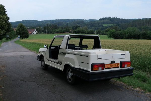 Новият корпус е от леки пластмасови панели, отворен отгоре, но с подвижно покривало в случай на дъжд. Допълнително укрепване гарантира, че покривът ще издържи тестовете за безопасност, които, разбира се, през 80-те са доста по-хлабави, отколкото днес. 

